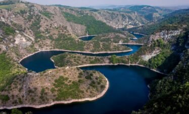 MANASTIRI SOPOĆANI – ĐURĐEVI STUPOVI – MILEŠEVA  REZERVAT PRIRODE UVAC – VIDIKOVAC MOLITVA